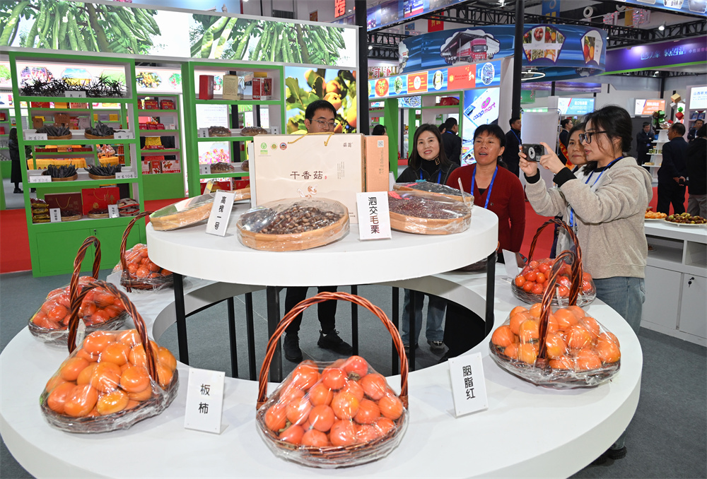 果品盛會(huì)，蔬香四溢——國際果品交易博覽會(huì)上的蔬菜零售掠影